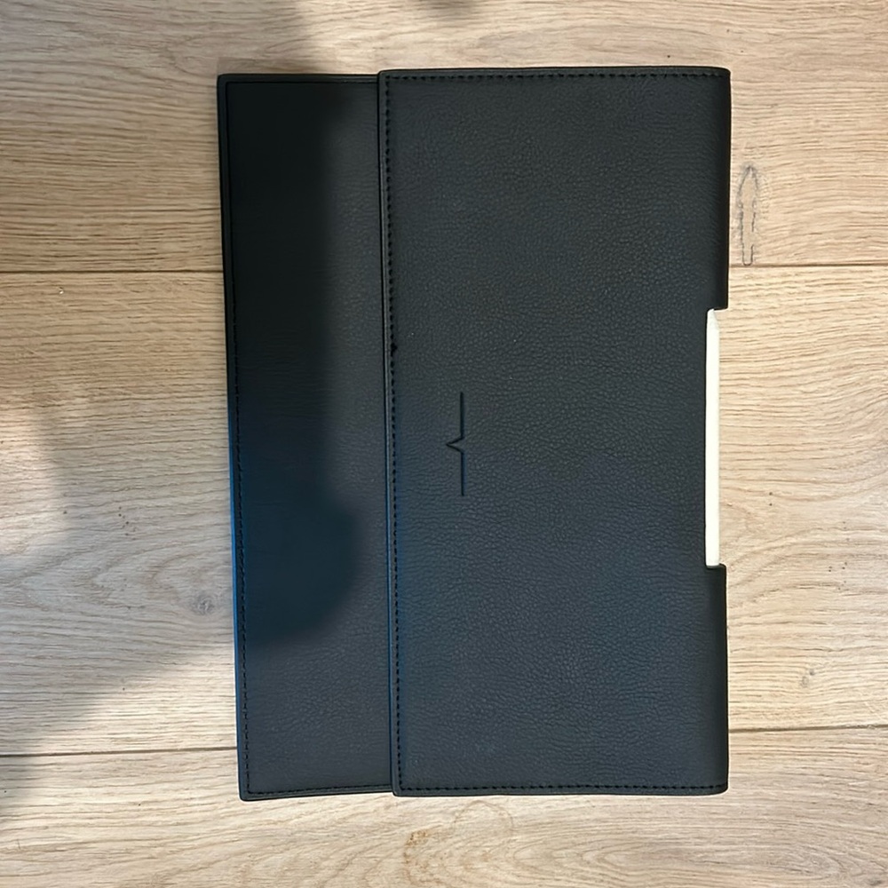 Von Hauzholden Black IPad portfolio 11in
